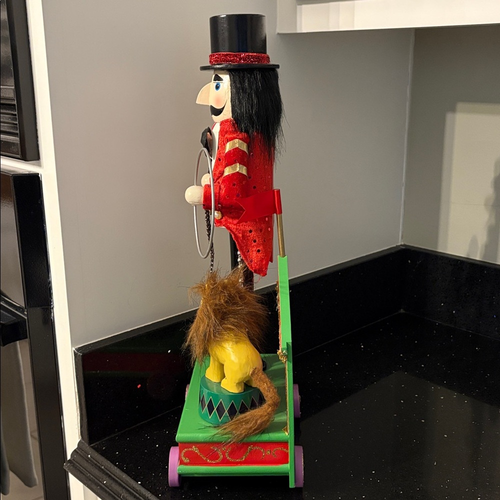 19” Christmas Circus Ringleader Lion Tamer Nutcracker w Lion and Big Top Vintage - Picture 4 of 13